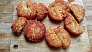 再把炸好的番茄块从中间一分为二切成两块