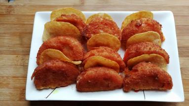 然后取几片薯片，把番茄一块一块的用薯片隔开摆盘，摆好后再挤上适量的泰汁酱就OK啦！