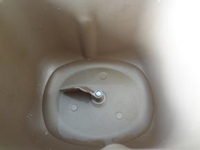 将冰水称量好放入面包机桶内