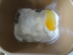 加入鸡蛋，糖和盐，注意️糖和要对角放哦！