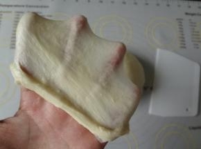 开始启动揉面程序，出席不均匀的厚膜就可以加入软化的黄油