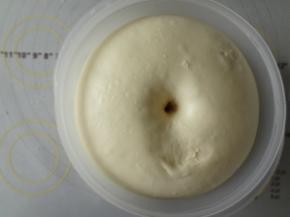 发酵两倍大后手指沾粉戳孔洞口不回缩不塌陷就可以了