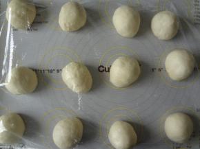 称重分割成12等份滚圆松弛15分钟