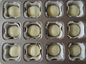 松弛好的面团再次压扁滚圆放入学厨12连方模中，纸套是学厨12连模配套的纸套，全部做好后开始二发36度发酵30分钟，