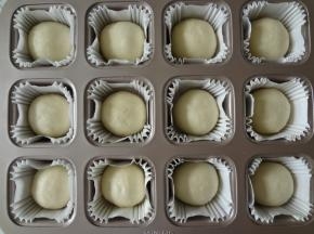 松弛好的面团再次压扁滚圆放入学厨12连方模中，纸套是学厨12连模配套的纸套，全部做好后开始二发36度发酵30分钟，
