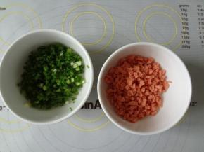 发酵的时候准备香葱和火腿粒