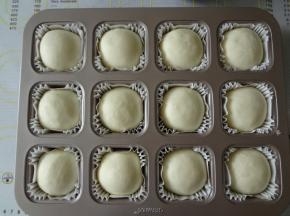 发酵完成后取出表面刷上清水或者蛋液，