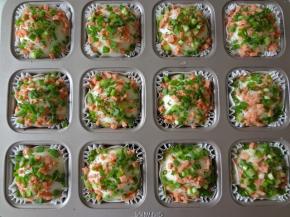 撒上火腿粒和香葱碎撒上