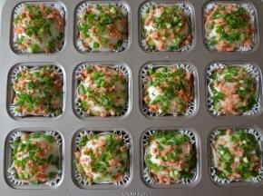 撒上火腿粒和香葱碎撒上