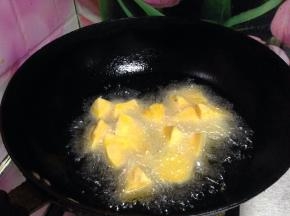 锅内加宽油烧热至五成热，倒入地瓜块