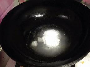 锅内加水烧开，倒入白糖