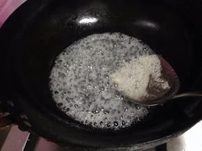 小火加热至白糖完全融化