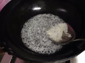 小火加热至白糖完全融化