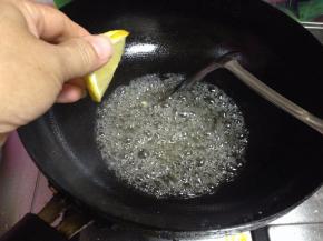 挤入几滴柠檬汁（没有的可以换成白醋）