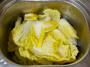 娃娃菜洗干净沥干水分备用