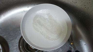 粉丝用水浸泡至软，剪段