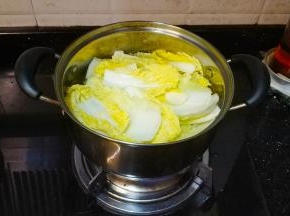 煲里放入适量水煮开后放入娃娃菜煮三分钟