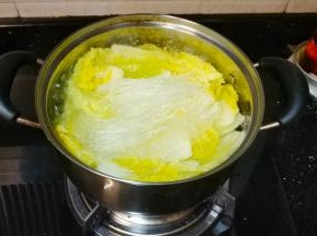 三分钟后放入粉丝继续煮至变软