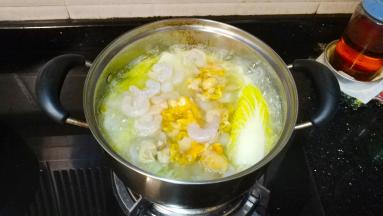 倒入海鲜类煮二分钟