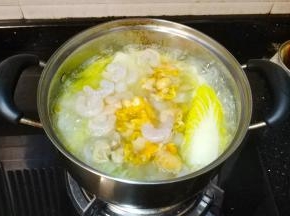 倒入海鲜类煮二分钟