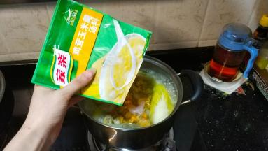 最后倒入一包汤料煮开关火，完成