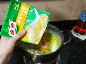 最后倒入一包汤料煮开关火，完成