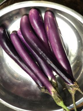 茄子洗净，备用