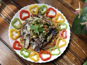 用焯过水的彩椒围边，装饰一下。美美哒！