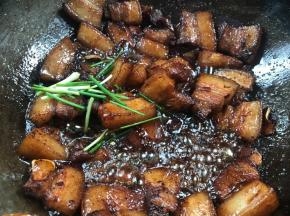 加入葱段，炒匀即可