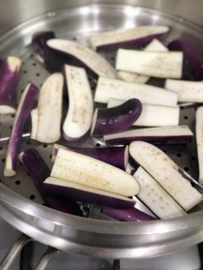 蒸锅大火烧开水后，放入茄子蒸15分钟。