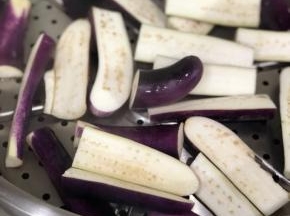 蒸锅大火烧开水后，放入茄子蒸15分钟。