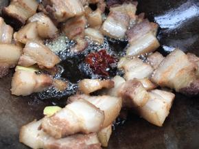 加入豆瓣酱炒出红油
