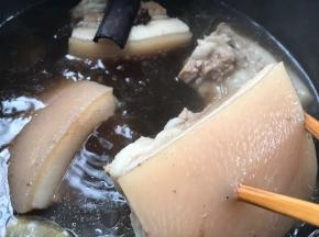 用筷子轻轻插透即可，捞出沥干水分