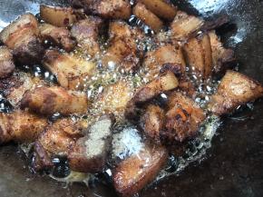 加入胡椒粉和味精，翻炒均匀