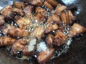 加入胡椒粉和味精，翻炒均匀