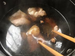 放入煮开后的汤锅中，大火煮开，转小火煮半小时