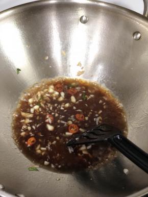 加入3个汤匙的醋，适量的盐、糖、豉油