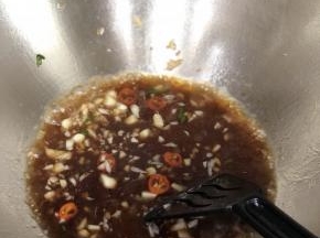 加入3个汤匙的醋，适量的盐、糖、豉油