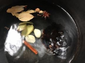 汤锅注入半锅清水，加入姜片、蒜头、八角、桂皮、香叶、白芷、白寇、丁香、盐和适量老抽大火烧开