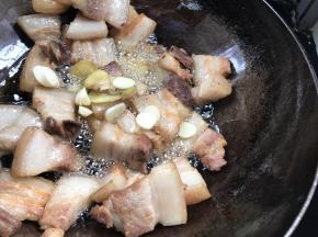加入姜片和蒜片爆香