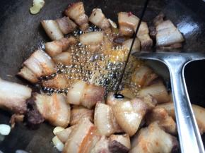 加入少许老抽，翻炒均匀，加入少许清水焖一会儿