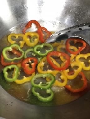 彩椒焯水（焯一下捞出就好）