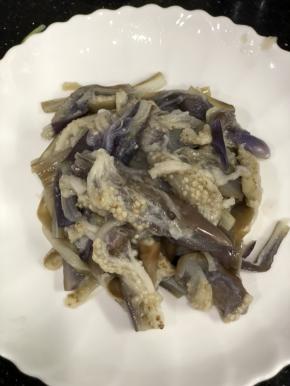 凉了的茄子挤干水份，可撕长条状