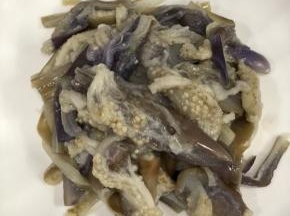 凉了的茄子挤干水份，可撕长条状