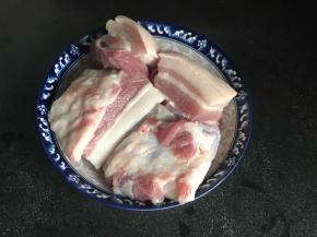 五花肉洗净，切成大块