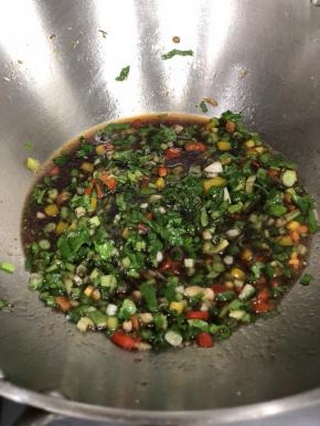 最后放入彩椒粒，葱芹菜香菜粒，翻炒片刻离火，酱汁就做好了