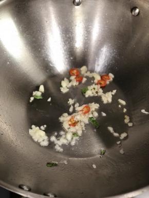 锅中放入少许油，加入米椒、蒜泥翻炒