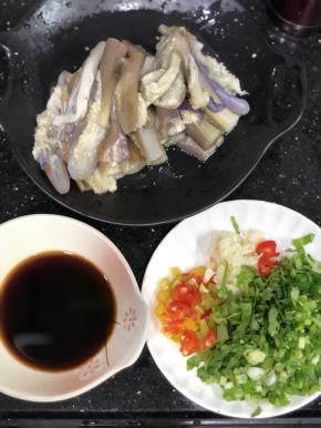 取彩椒边角料切丁，葱、香菜、芹菜切粒，备用