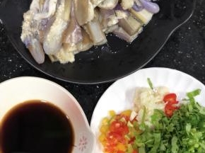 取彩椒边角料切丁，葱、香菜、芹菜切粒，备用