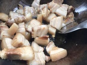 锅置火上，放入少许食用油，放入五花肉煎炒至表面微黄